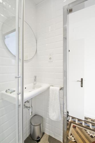 Standard Double or Twin Room image 7