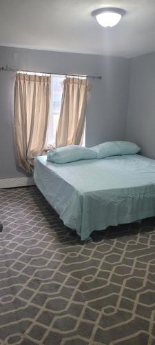 Room in a Beach House with King Size bed in a landlord hosted three bedroom apartment in Edgemere, USA