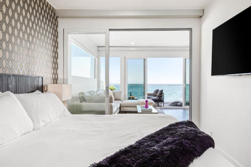 The Malibu 5 - No. 3 - Beachfront 1 Bd w pvt balcony parking beach access in Malibu, USA