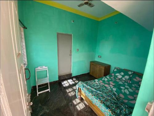 Roof top couple stay cozy in Kesare