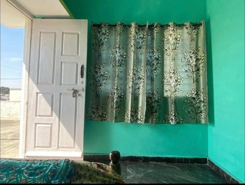 Roof top couple stay cozy in Kesare