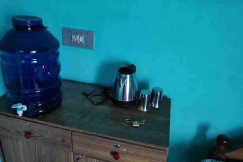 Roof top couple stay cozy in Kesare