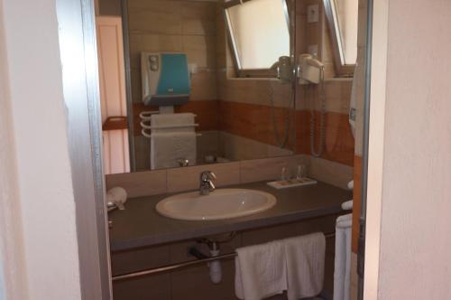 Logis Hotel Le Col De L'ange - image 7