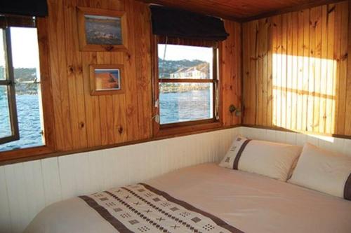 Knysna Houseboat Myrtle