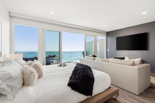 The Malibu 5 - No. 4 - Beachfront Studio w pvt balcony parking beach access in Malibu, USA
