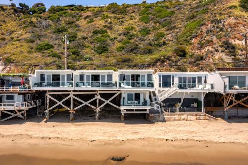 The Malibu 5 - No. 4 - Beachfront Studio w pvt balcony parking beach access in Malibu, USA