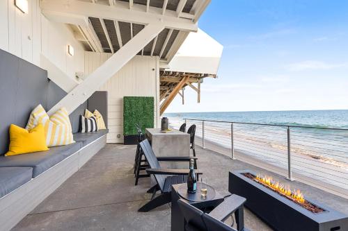 The Malibu 5 - No. 4 - Beachfront Studio w pvt balcony parking beach access in Malibu, USA