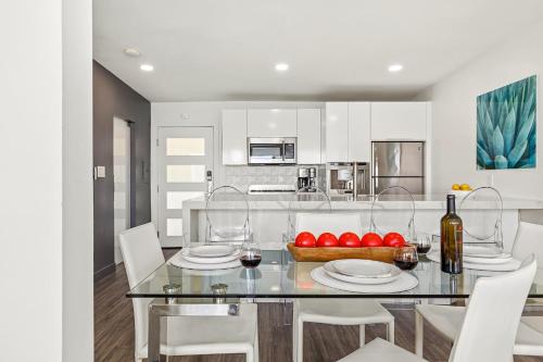 The Malibu 5 - No. 4 - Beachfront Studio w pvt balcony parking beach access in Malibu, USA