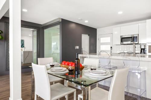 The Malibu 5 - No. 4 - Beachfront Studio w pvt balcony parking beach access in Malibu, USA