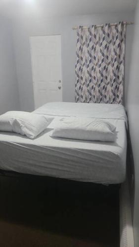 Room in a Beach House with King Size bed in a landlord hosted three bedroom apartment in Edgemere, USA