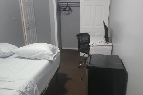 Room in a Beach House with King Size bed in a landlord hosted three bedroom apartment in Edgemere, USA