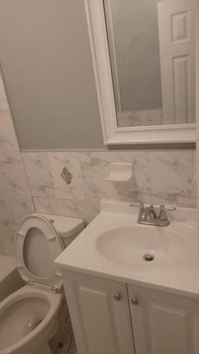 Room in a Beach House with King Size bed in a landlord hosted three bedroom apartment in Edgemere, USA