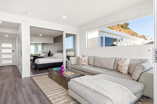 The Malibu 5 - Buyout - 5 Beachfront units w pvt balcony parking beach access in Malibu, USA