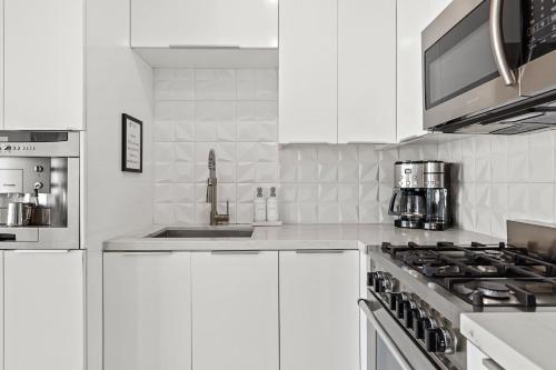 The Malibu 5 - No. 5 - Beachfront 1 Bd w pvt balcony parking beach access in Malibu, USA