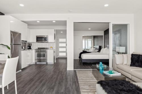 The Malibu 5 - No. 5 - Beachfront 1 Bd w pvt balcony parking beach access in Malibu, USA