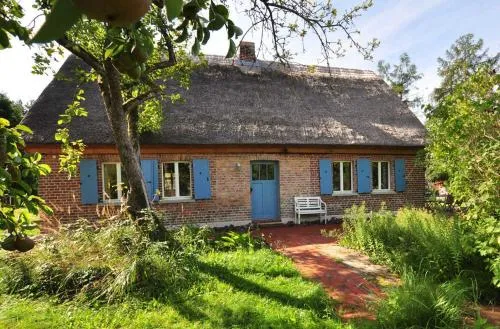Historisches Reetdachhaus mit Bauwagen und großem Obstgarten in Bellin, Deutschland