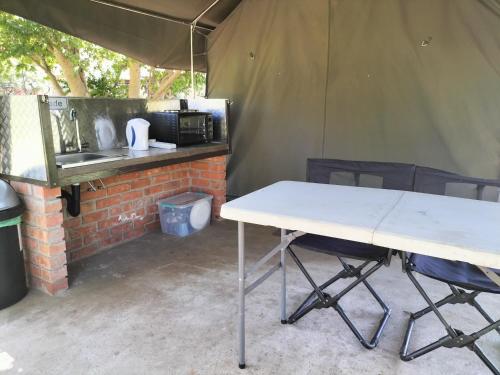 virtuve, Riverbend Camp - Self-catering Luxury Glamping Tent in Kristiana