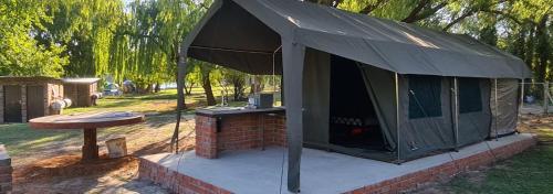 Iekārtas, Riverbend Camp - Self-catering Luxury Glamping Tent in Kristiana