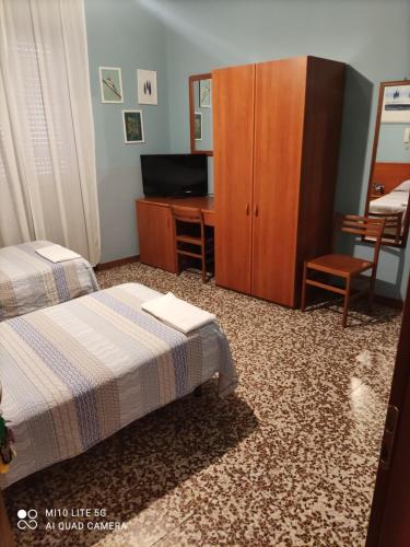 2 twin beds