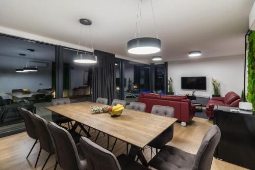 صالة مشتركة/ منطقة التلفزيون, Villa Miaa newly built modern villa in Medulin for 9 people with heated swimming pool & jacuzzi in Medulin