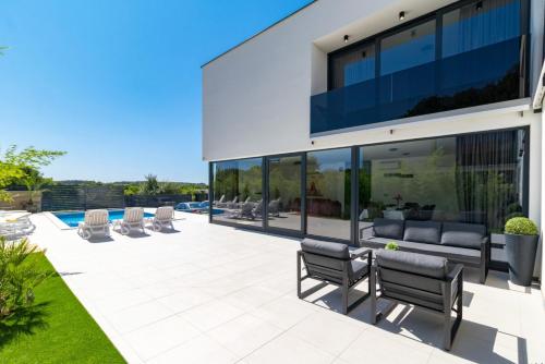 شرفة/ تراس, Villa Miaa newly built modern villa in Medulin for 9 people with heated swimming pool & jacuzzi in Medulin