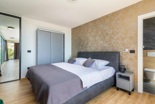 Villa Miaa newly built modern villa in Medulin for 9 people with heated swimming pool & jacuzzi - image 2