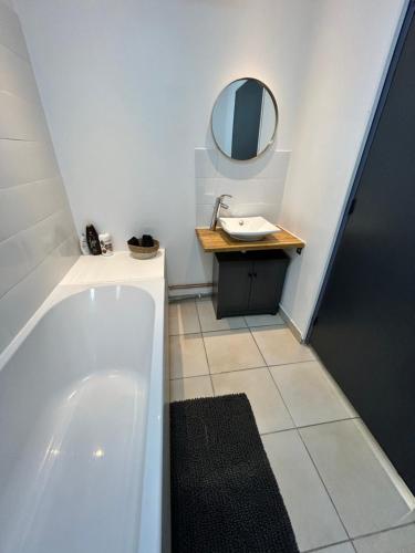 Maison centre ville avec jardin in ชาลอง