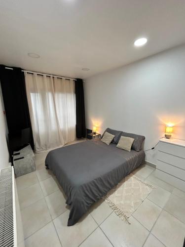 Maison centre ville avec jardin in ชาลอง