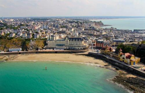 مناطق جذب قريبة, AU 43 BIS in Granville City Center