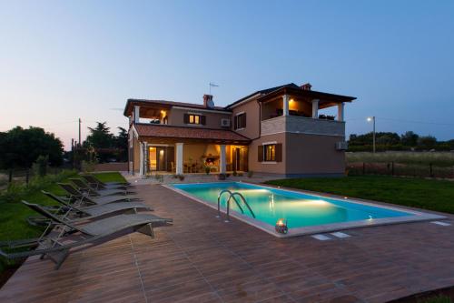 Villa Roza in Central Istria with large garden and playground for kids - Whirlpool - Accommodation - Tinjan