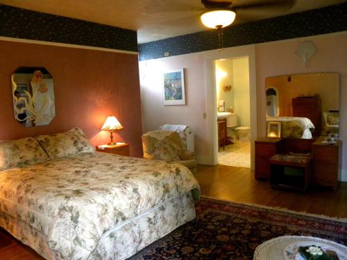 Mount Shasta Ranch Bed and Breakfast - 화장실