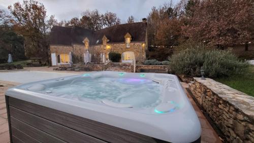 Luxury Chateau w. pool & hot tub in Dordogne