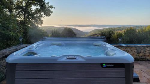 Luxury Chateau w. pool & hot tub in Dordogne