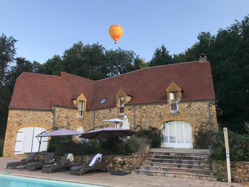 Luxury Chateau w. pool & hot tub in Dordogne