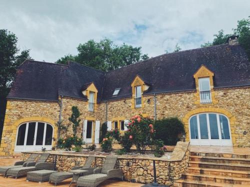 Luxury Chateau w. pool & hot tub in Dordogne