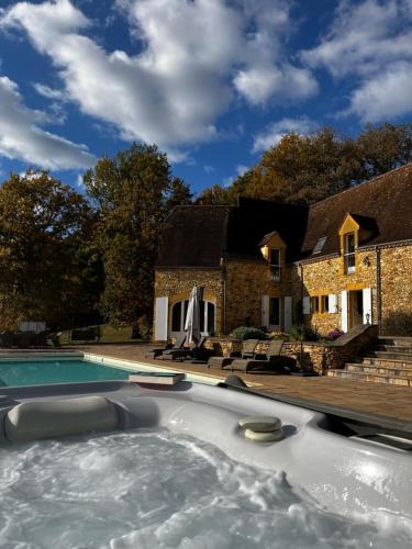 Luxury Chateau w. pool & hot tub in Dordogne