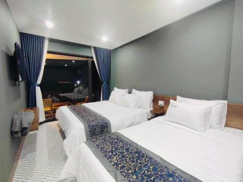 1 king bed, 1 twin bed