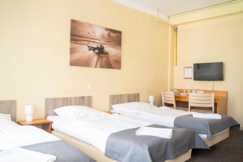 3 twin beds