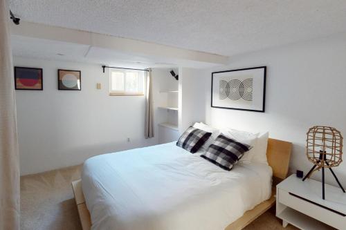 Sumner 2br w parking nr parks schools markets SEA-684