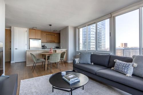 Midtown West 2br w gym roofdeck nr Hudson NYC-1395, New York (photo 3)