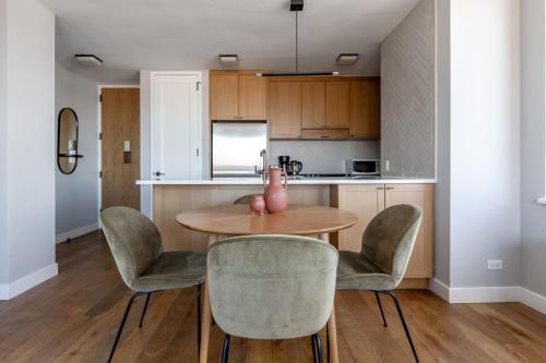 Midtown West 2br w gym roofdeck nr Hudson NYC-1395, New York (photo 7)