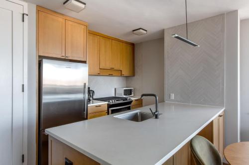 Midtown West 2br w gym roofdeck nr Hudson NYC-1395, New York (photo 8)