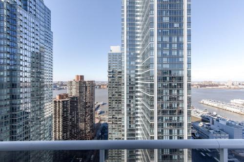 Midtown West 2br w gym roofdeck nr Hudson NYC-1395, New York (photo 6)