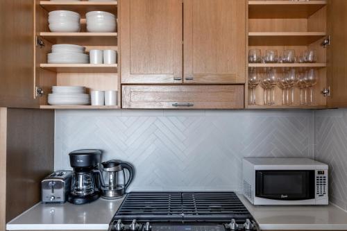 Midtown West 2br w gym roofdeck nr Hudson NYC-1395, New York (photo 9)