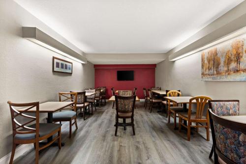 Econo Lodge Richmond - image 8