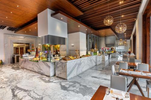 Hilton Dubai Al Habtoor City, Дубай (фото 10)