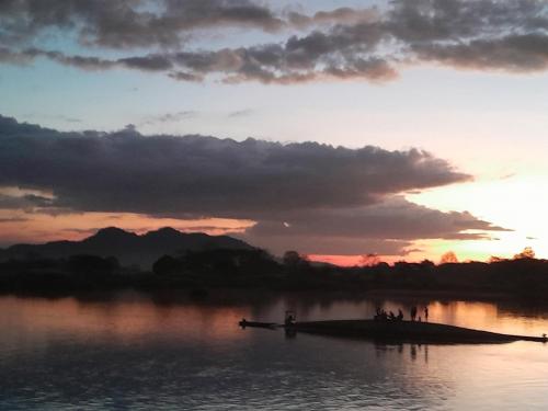 DONDET Suns down 2 bungalows in Muang Khong