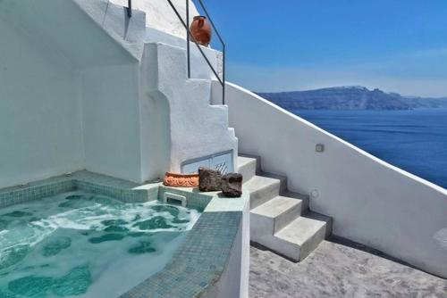 Gorgeous Santorini Villa - 1 Bedroom - Villa Felicitous - Private Hot Tub and Stunning Caldera Views - Oia