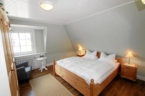 One-Bedroom Apartment image 10