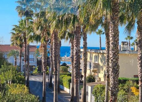 BORD DE PLAGE LÔNES BONNEGRACE, PORT de SANARY SUR MER